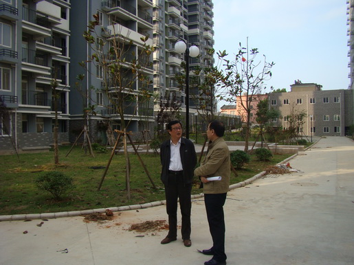 董事長調(diào)研城區(qū)老舊小區(qū)管道燃?xì)馀涮坠ぷ?>                            <div   id="xc7loviv1hb"   class="con">
                                <span id="xc7loviv1hb"    class="title">董事長調(diào)研城區(qū)老舊小區(qū)管道燃?xì)馀涮坠ぷ?/span>
                                <p class="des">&nbsp;

	近日，公司黨委書記、董事長潘炳應(yīng)先后深入渡江路沿街樓棟、百圣花苑、同慶北苑、錦都商城、古樹新村、馬山公寓等26處前期開發(fā)未“三同時”配套管道燃?xì)獾某菂^(qū)老舊小區(qū)（樓棟），實(shí)地考察、調(diào)研公司老舊小區(qū)氣化工作推進(jìn)情況。


	每到一處，潘炳應(yīng)都細(xì)致查看小區(qū)周邊管網(wǎng)配套條件，詳細(xì)了解氣化工作實(shí)際困難，并認(rèn)真傾聽小區(qū)居民對公司配套管道燃?xì)獾囊庖姾徒ㄗh。對于老舊小區(qū)氣化工作，潘炳應(yīng)...</p>
                            </div>
                            <div   id="xc7loviv1hb"   class="time">
                                <span id="xc7loviv1hb"    class="day">05</span>
                                <span id="xc7loviv1hb"    class="year-month">2014-05</span>
                            </div>
                        </a>
                    </li>
                                        <li>
                        <a href="show.php?Id=218" target="_blank">
                            <img src=